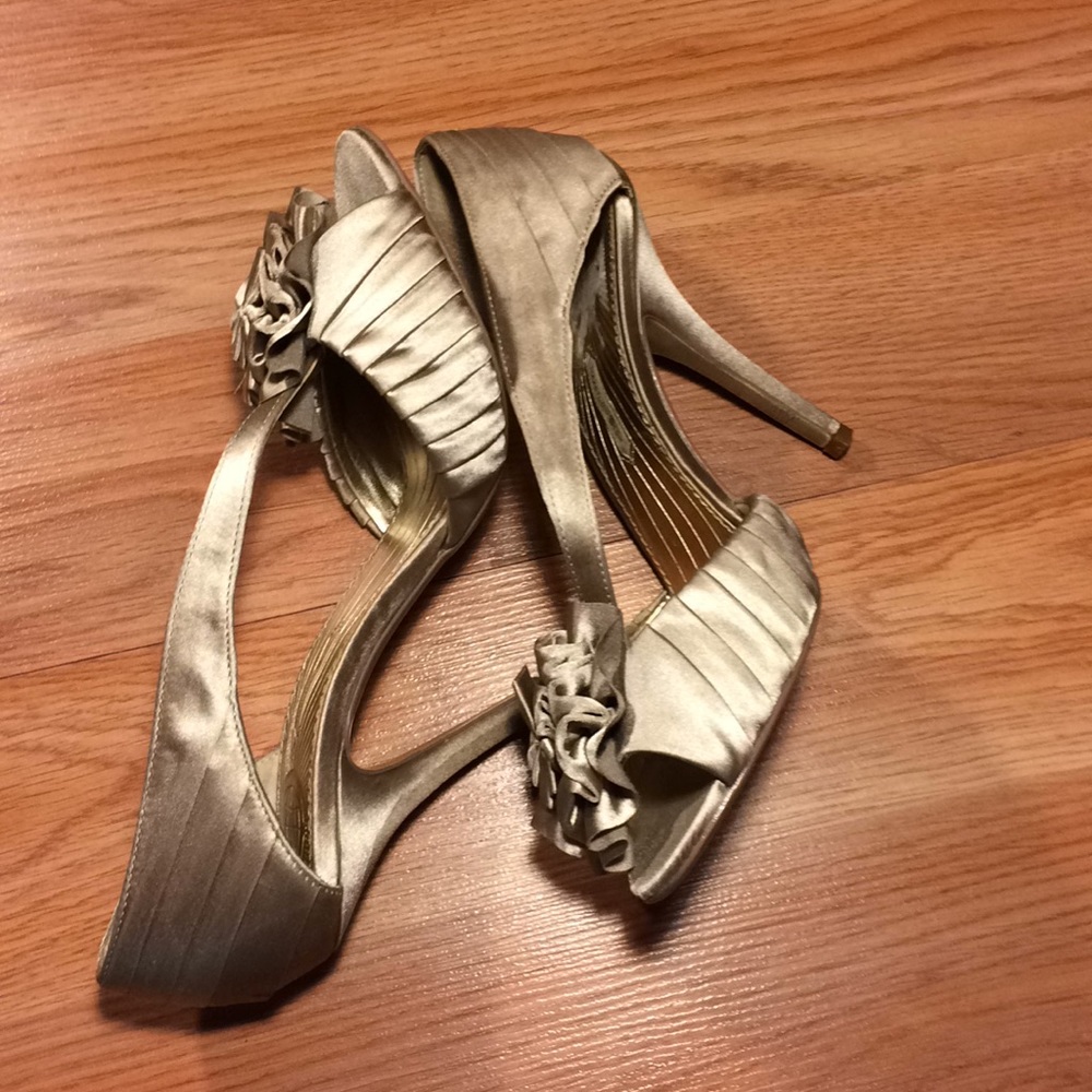 Maxstudio Elba Women Peep-Toe Canvas Cream Heels - Picture 4 of 5